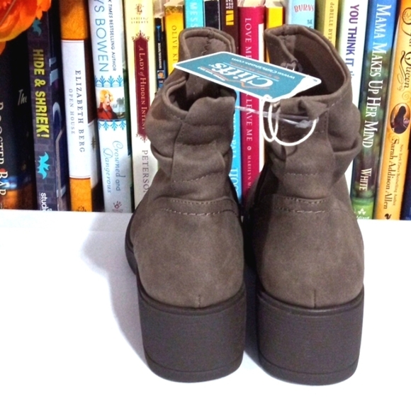 CLIFFS BY WHITE MOUNTAIN BROWN  WEDGE HEEL ANKLE BOOTS SIZE 7.5 NWT - Picture 4 of 9